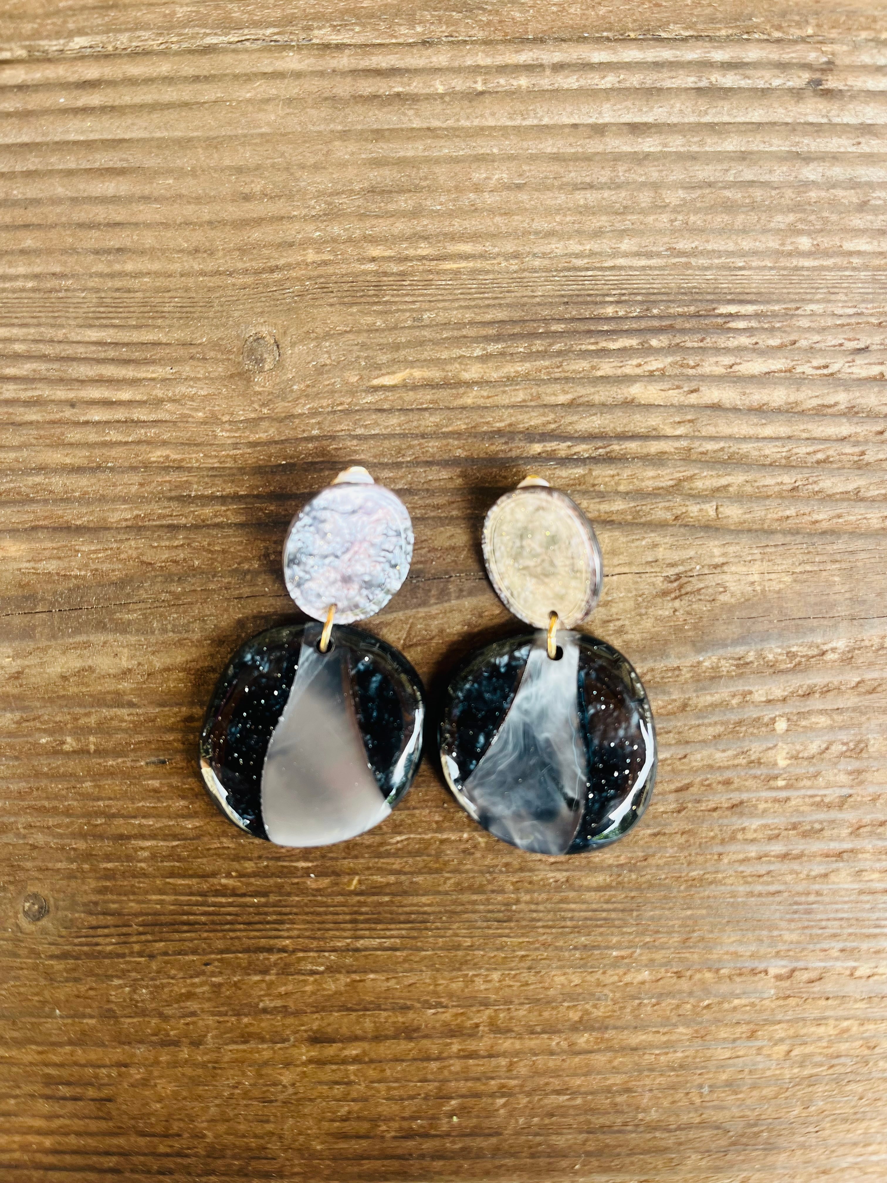 Boucles d’oreilles clips en résine colorée