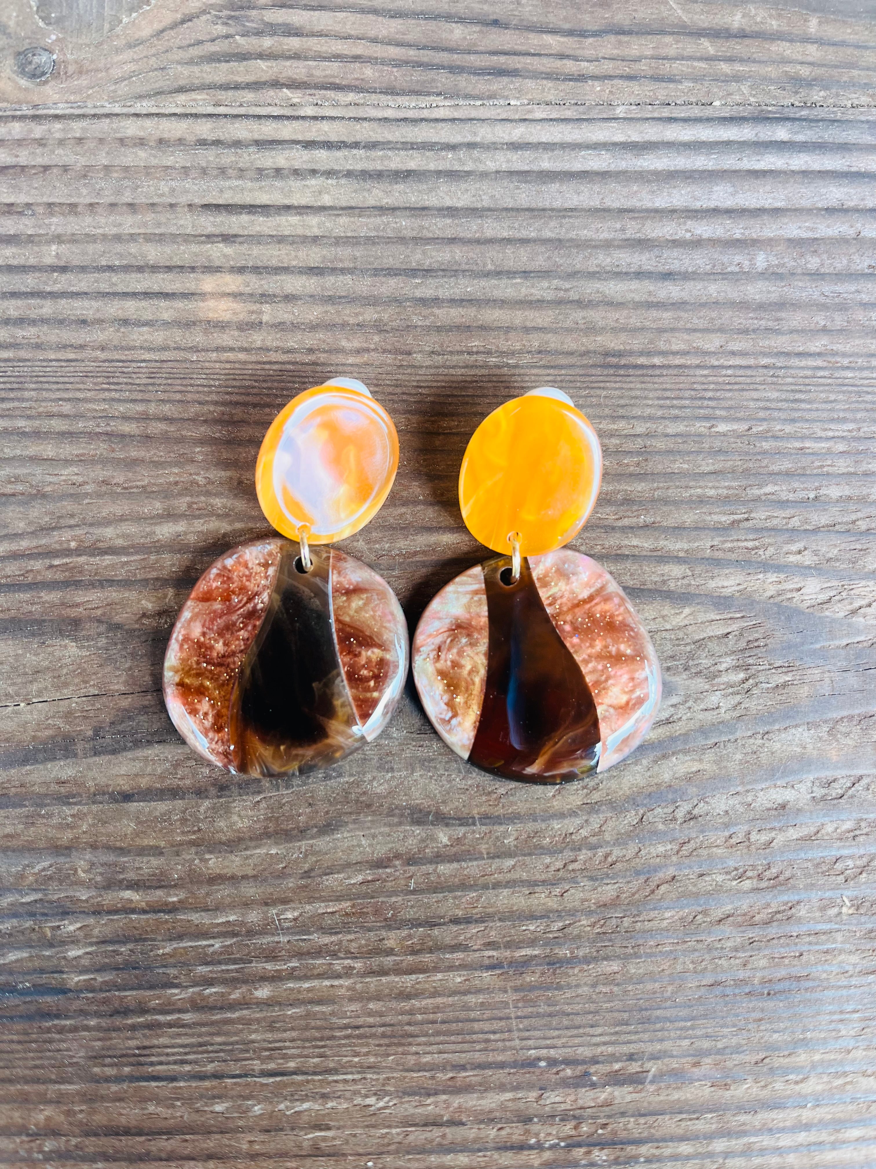Boucles d’oreilles clips en résine colorée